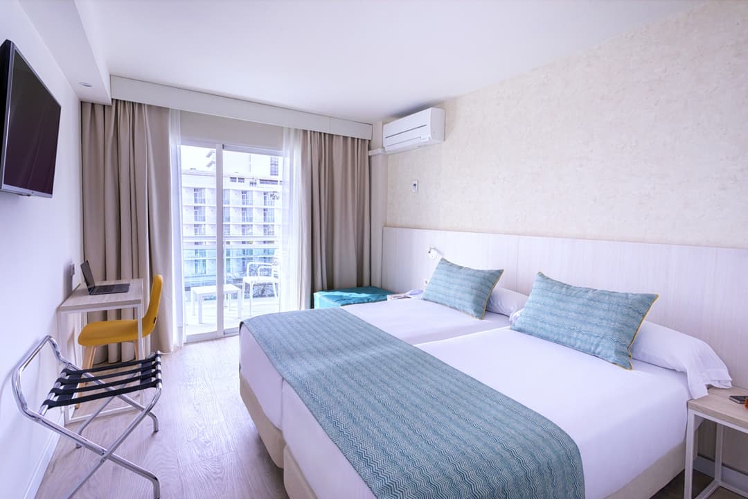 https://a.storyblok.com/f/302737/1620x1080/d4ff10ed98/207-hotel_palmasol-double_room_with_puff.jpg