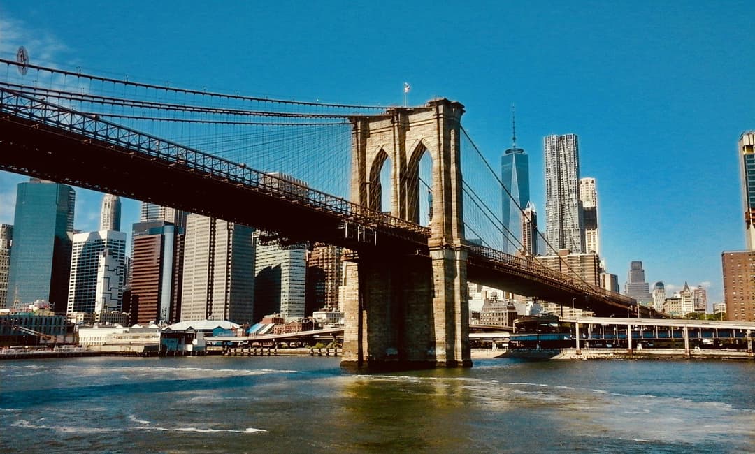 https://a.storyblok.com/f/302737/2048x1232/3a034a3534/nyc_brooklyn_bridge_dayview.jpg