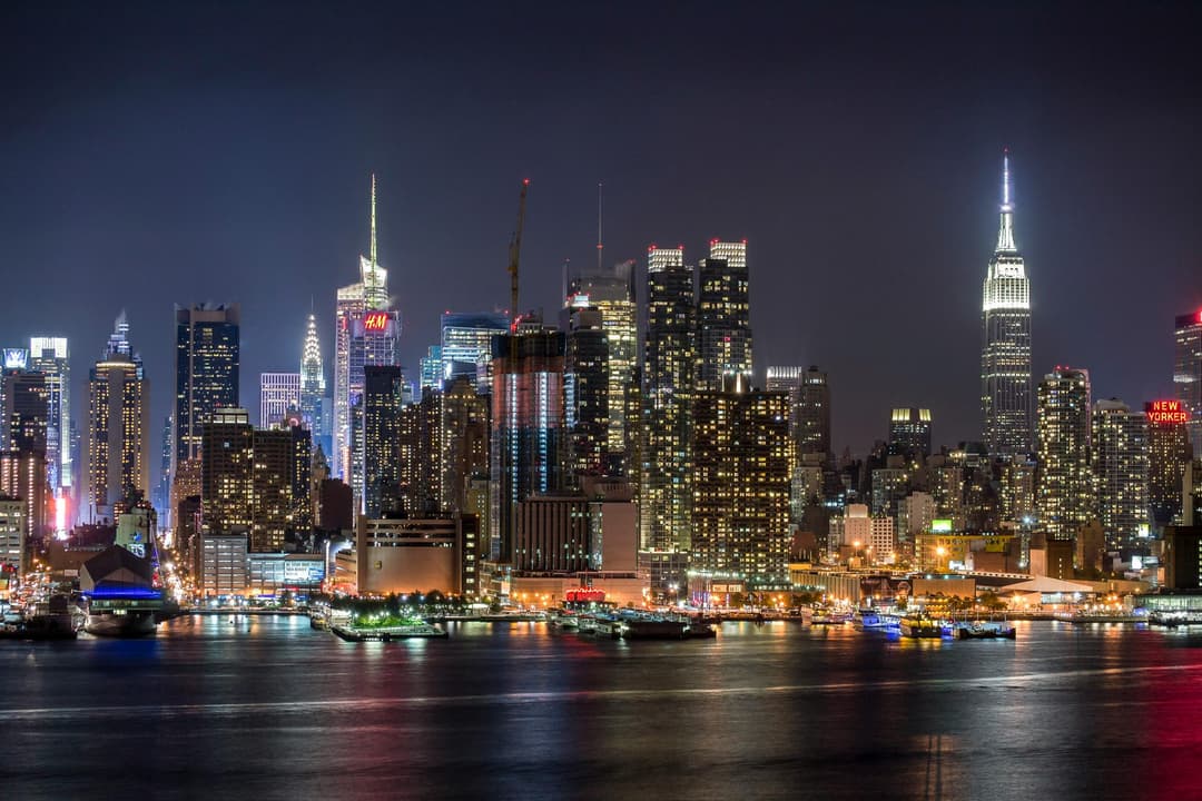 https://a.storyblok.com/f/302737/2304x1536/6efd6dd697/nyc_nightview02.jpg