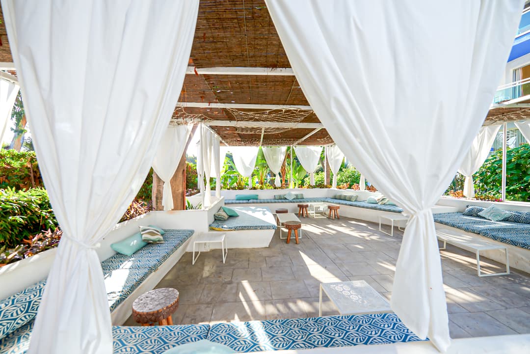 https://a.storyblok.com/f/302737/2453x1637/1c67c9d407/outside_terrace.jpg