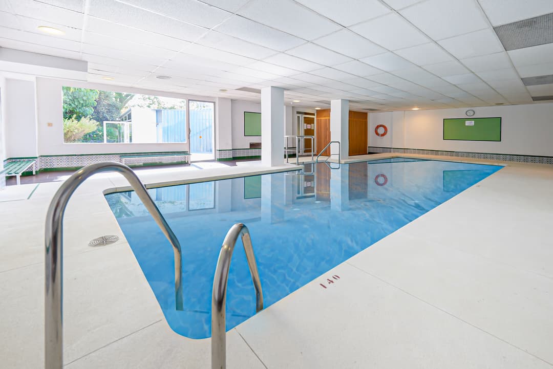 https://a.storyblok.com/f/302737/2453x1637/1d113720a5/inside_pool.jpg