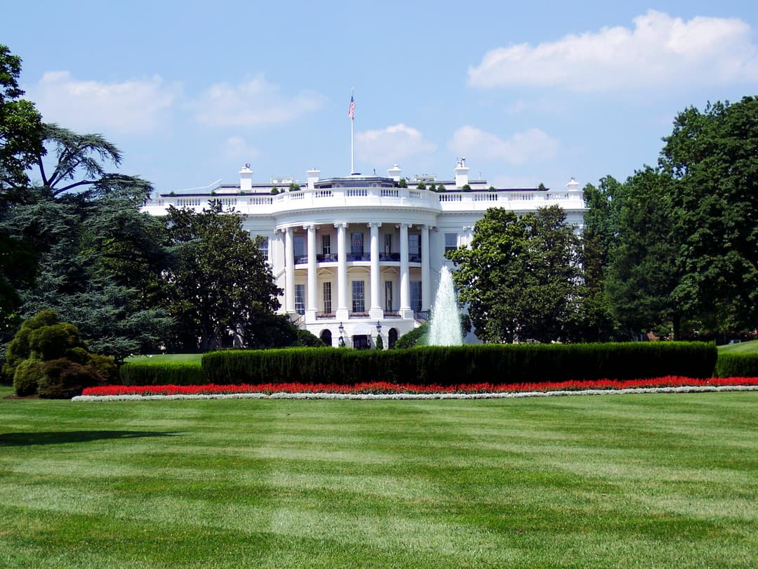 https://a.storyblok.com/f/302737/2856x2142/bf1d130b07/washington_white_house.jpg