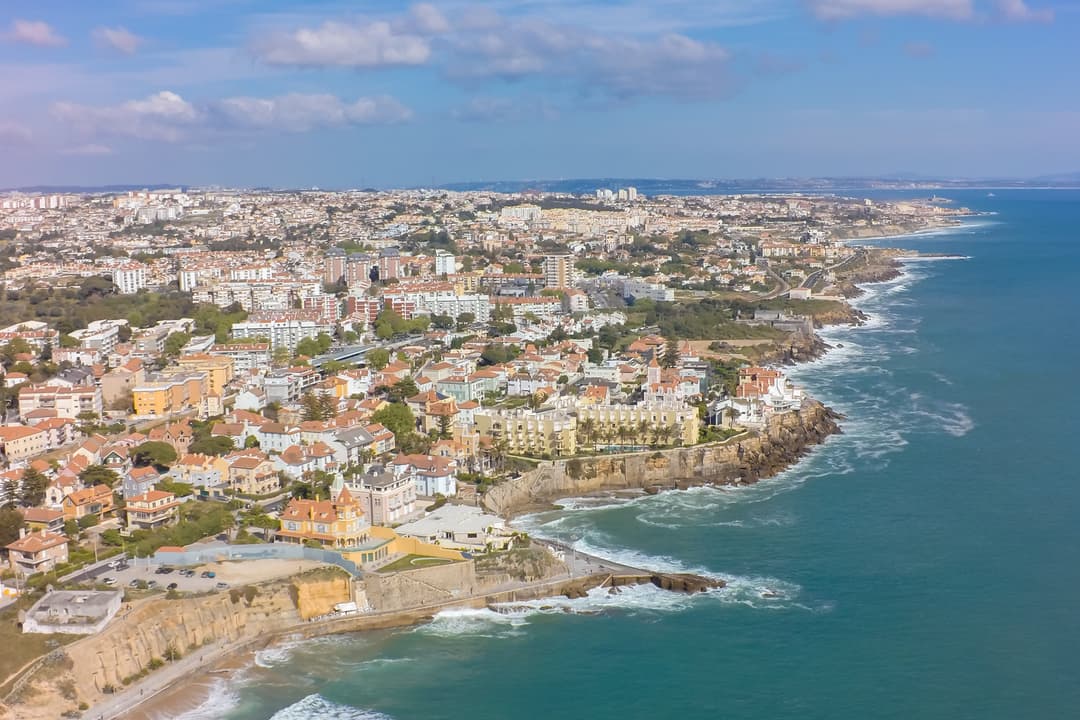 https://a.storyblok.com/f/302737/3000x2000/1c2eb502ae/estoril_1_shutterstock_275046494.jpg