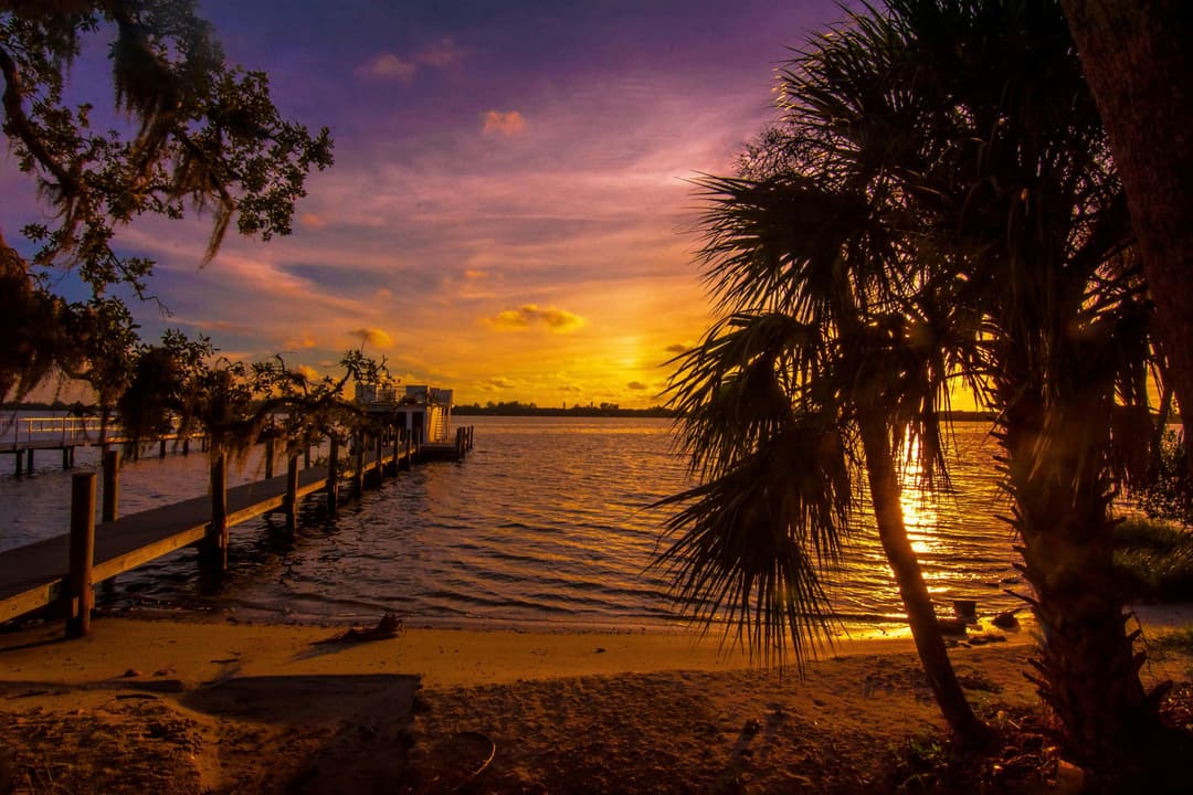https://a.storyblok.com/f/302737/3000x2000/89af48493d/florida_sunset.jpg