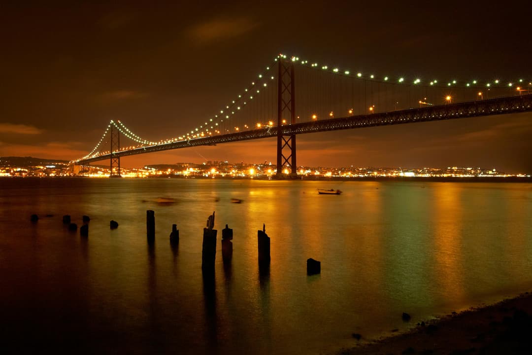 https://a.storyblok.com/f/302737/3352x2235/989bcda08f/ponte_25_de_abril_lissabon.jpg