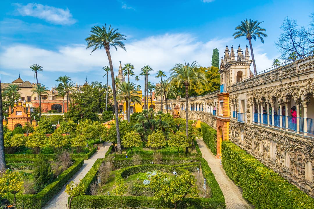 https://a.storyblok.com/f/302737/3500x2333/cfe50fbb16/sevilla_2_shutterstock_2363159863.jpg