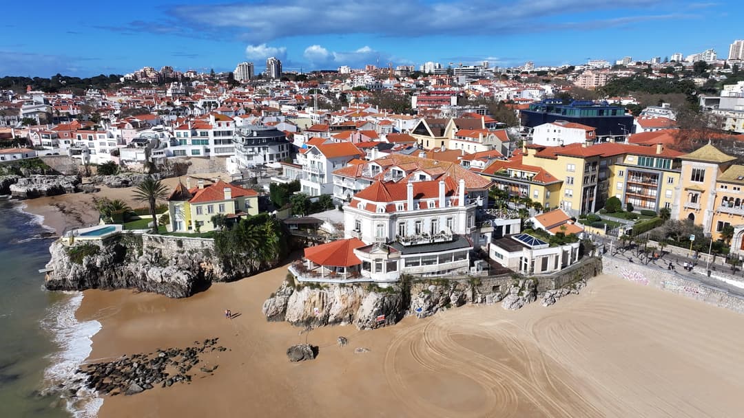https://a.storyblok.com/f/302737/3840x2160/43685d5a4e/estoril_4_shutterstock_2617759467.jpg
