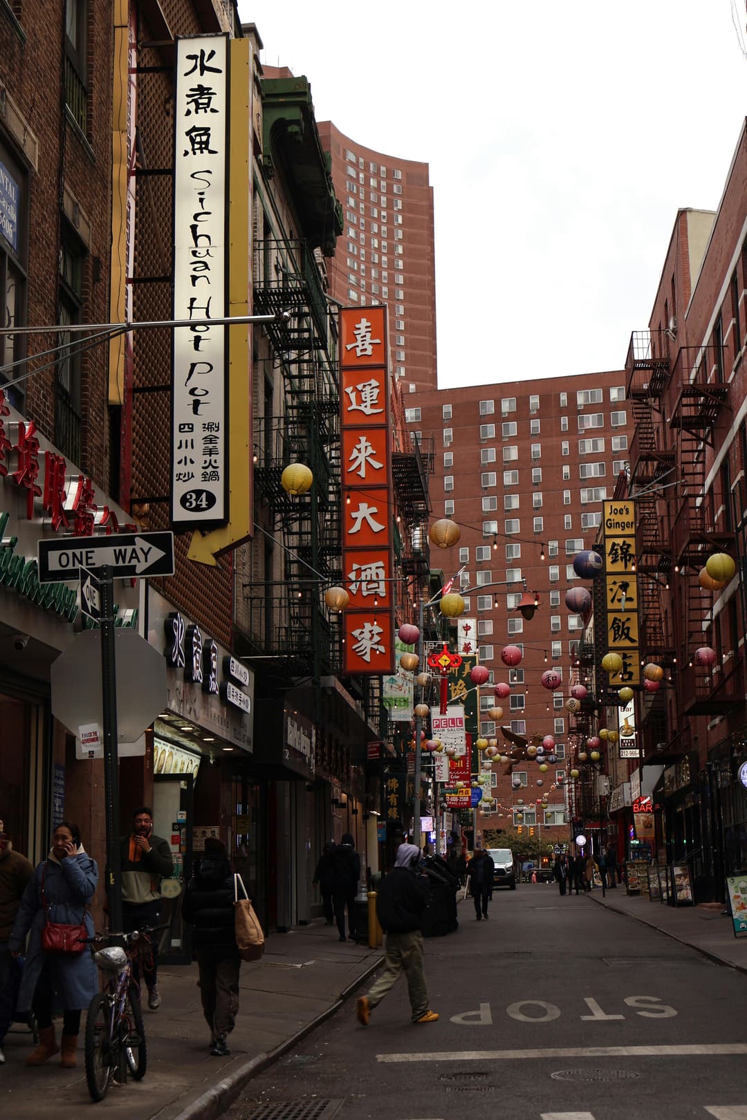 https://a.storyblok.com/f/302737/4000x6000/05e6c4ba7a/nyc_chinatown.jpg