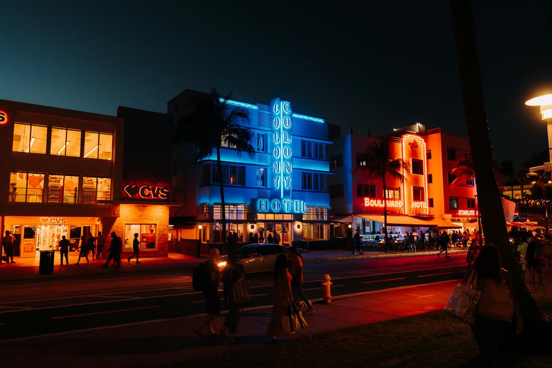 https://a.storyblok.com/f/302737/4453x2969/82a9639803/miami_beach_nightview_02.jpg