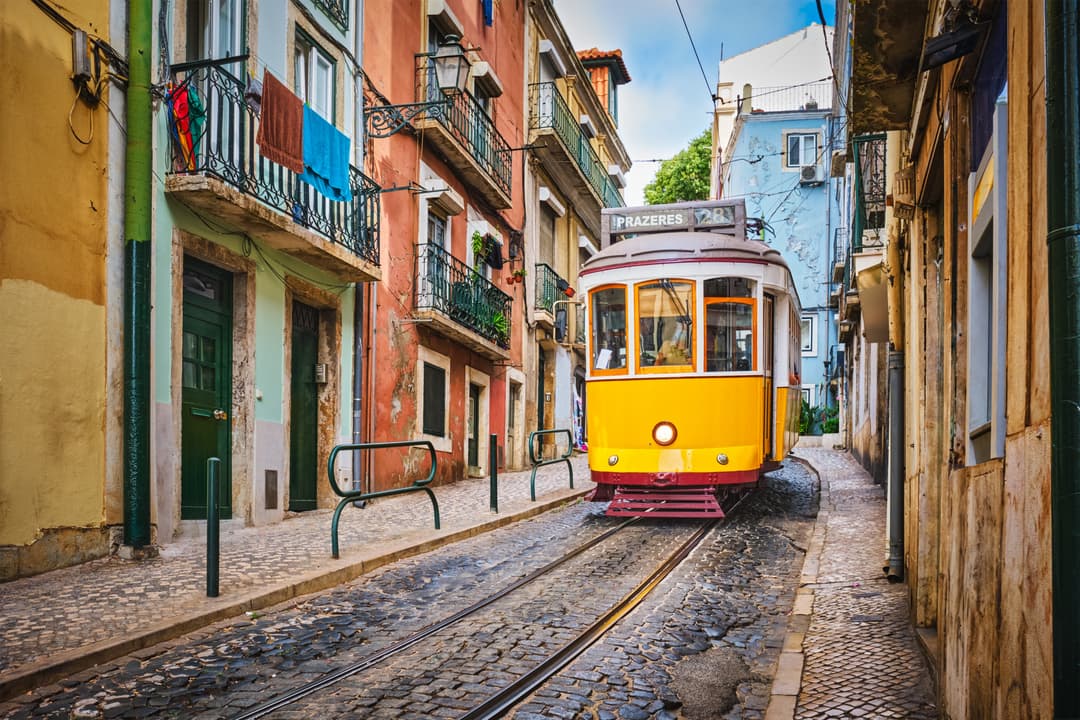 https://a.storyblok.com/f/302737/4940x3293/d661c6d0ce/lissabon_3_shutterstock_2322035815.jpg