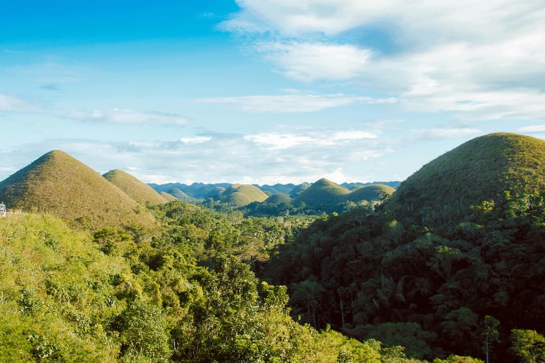 https://a.storyblok.com/f/302737/5104x3403/2bf87b1e8f/philippines_dumaguete_mountains.jpg