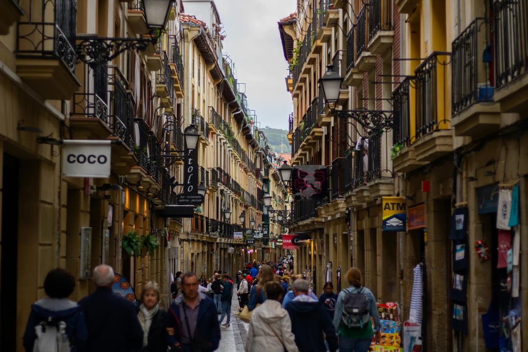 https://a.storyblok.com/f/302737/5184x3456/652edca7d4/san-sebastian_oldtown01.jpg