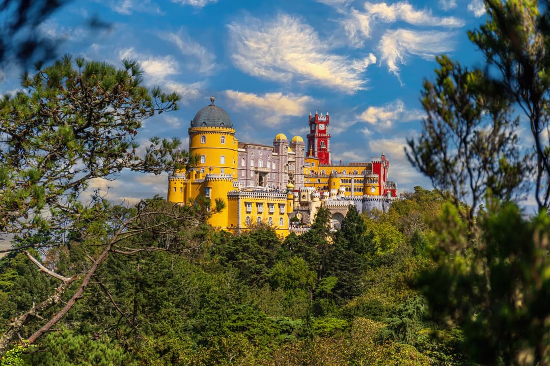https://a.storyblok.com/f/302737/5184x3456/793add0a86/sintra_1_shutterstock_2447608513.jpg