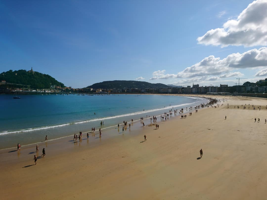 https://a.storyblok.com/f/302737/5520x4140/ea97398160/sansebatian_beachview.jpg