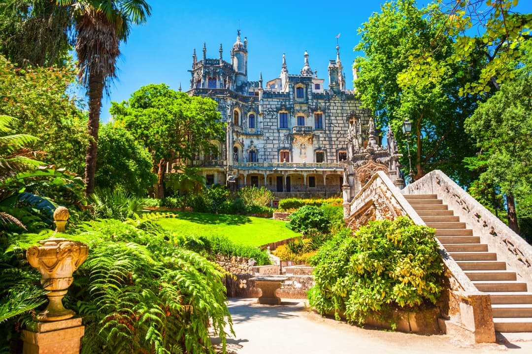 https://a.storyblok.com/f/302737/5616x3744/b21d17032c/sintra_3_shutterstock_2493883077.jpg