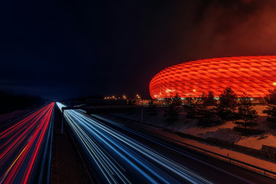 https://a.storyblok.com/f/302737/5879x3919/19b772a6fd/fotball_bayern_allianznightview.jpg