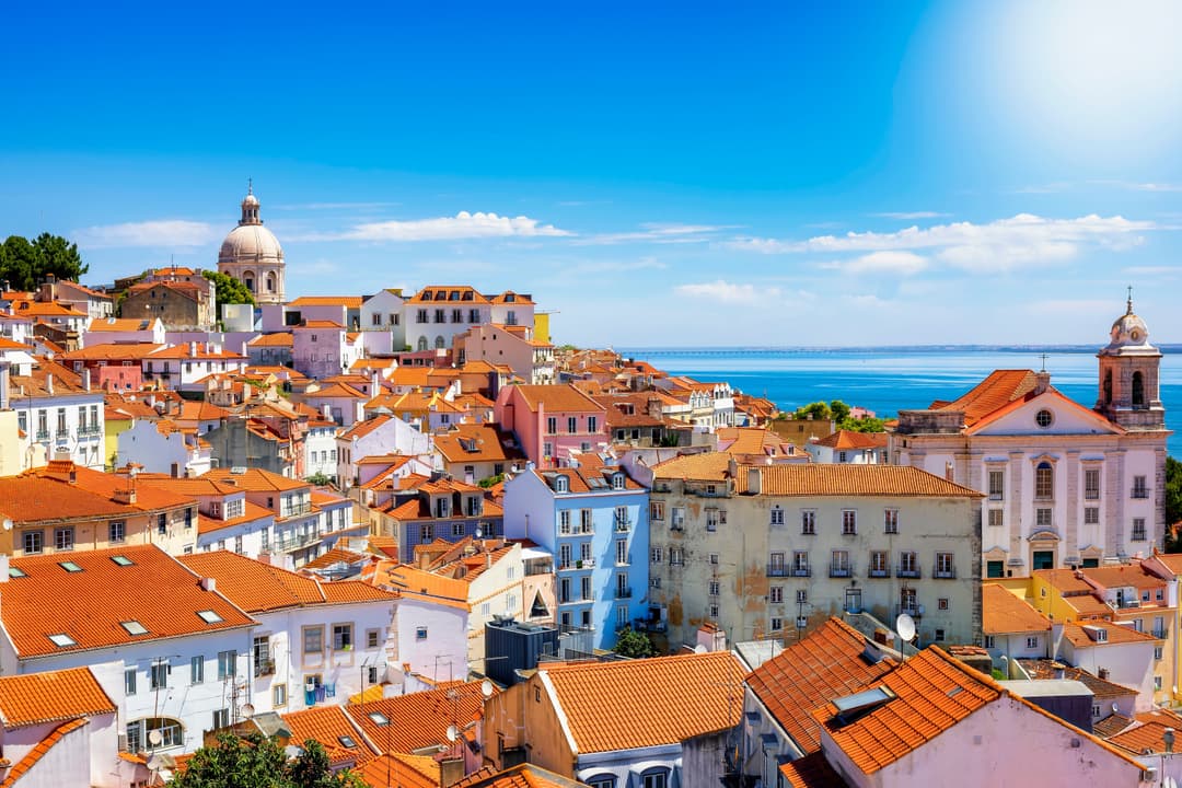 https://a.storyblok.com/f/302737/6000x4002/03d9d16242/lissabon_2_shutterstock_2156569095.jpg
