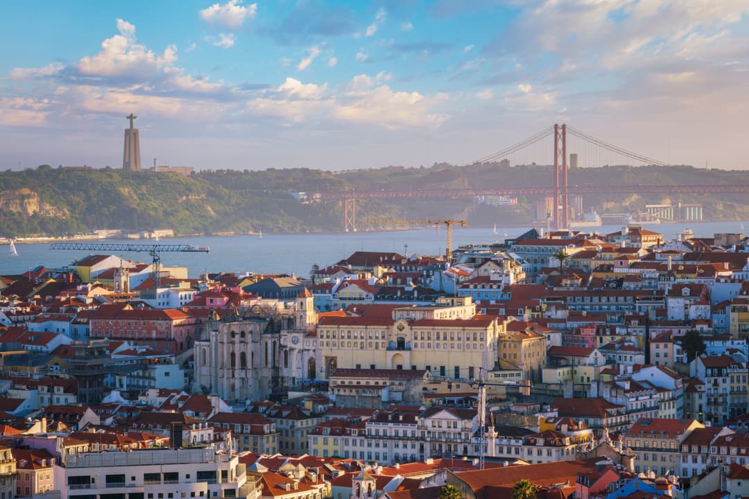 https://a.storyblok.com/f/302737/6240x4160/691db68c1b/lissabon_6_shutterstock_2468437457.jpg