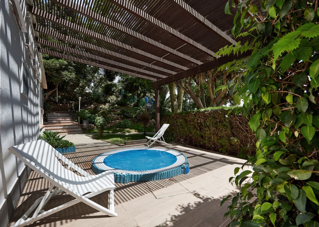 https://a.storyblok.com/f/302737/6903x4912/26b6f28408/jacuzzi.jpg