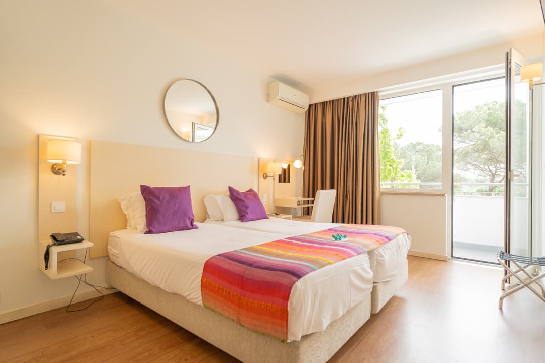 https://a.storyblok.com/f/302737/6945x4630/f3e42eb437/hotel-londres_rum-mot-balkong.jpg