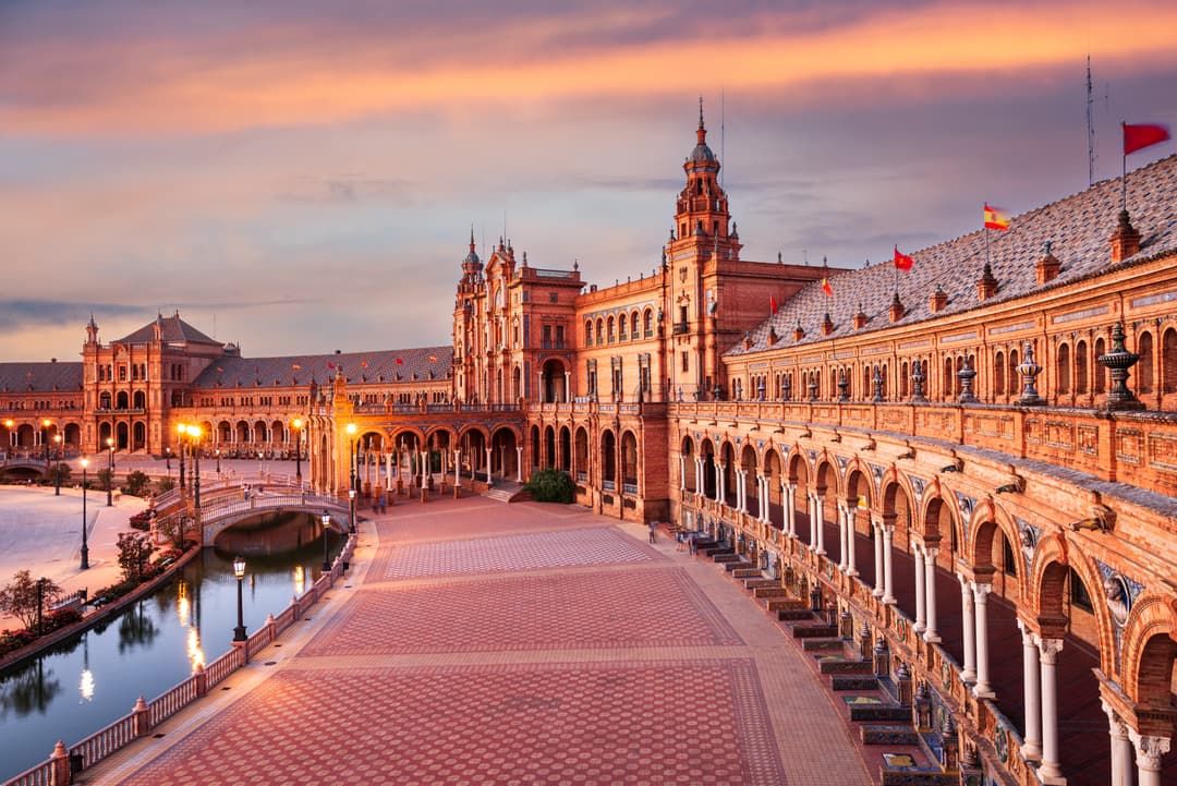 https://a.storyblok.com/f/302737/7360x4912/df9eea19f7/sevilla_1_shutterstock_2390131511.jpg