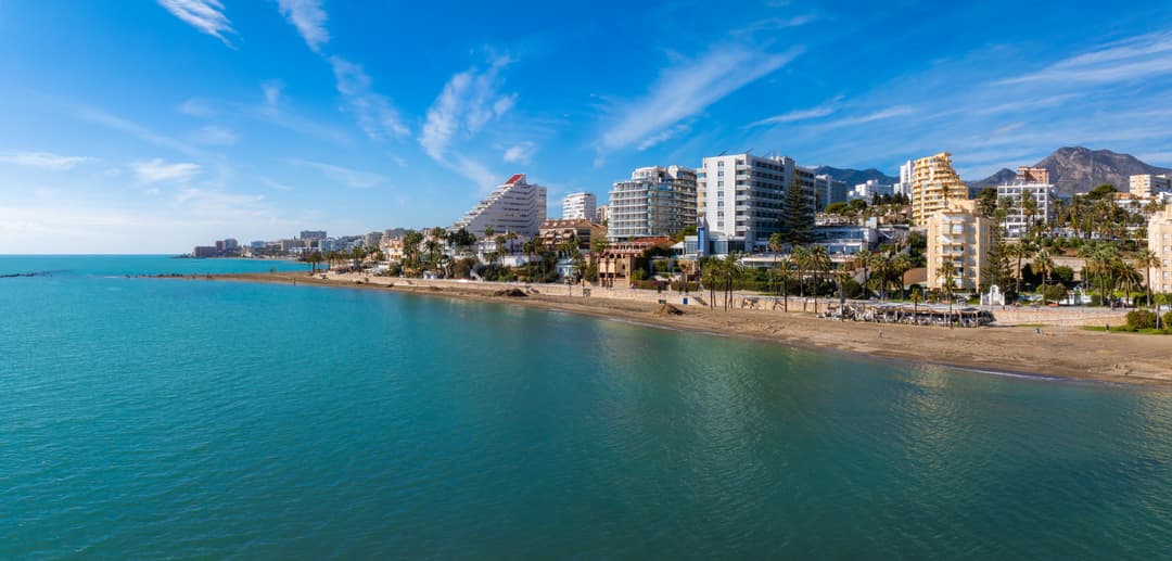 https://a.storyblok.com/f/302737/6507x3113/e33b240ef4/benalmadena_3_strand_shutterstock_2561973301.jpg